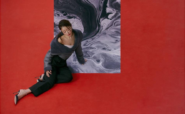 Cô khoe khéo bờ vai trần thon thả trong bộ ảnh chào xuân.