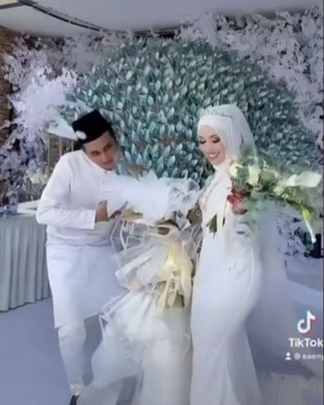 Kỳ công chuẩn bị bó hoa tiền mặt 108 triệu tặng cô dâu, chú rể suýt 'ê mặt' vì hành động này Ảnh 4