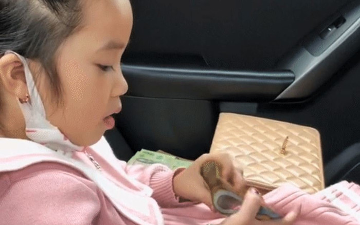 Bé gái tay thoăn thoắt đếm tiền lì xì khiến dân tình trầm trồ: Có tố chất làm nhân viên ngân hàng Ảnh 2
