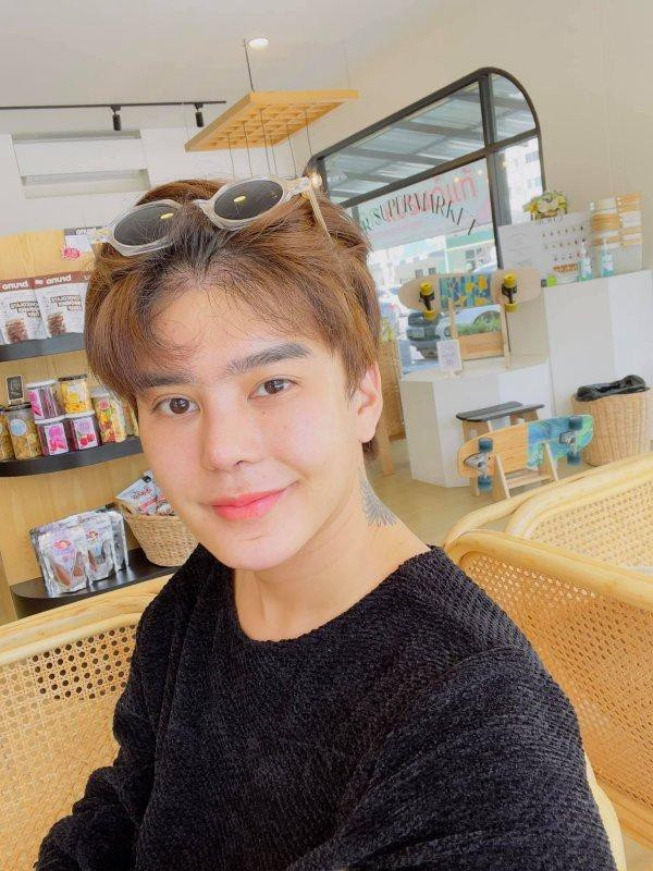 Hoa hậu chuyển giới Thái Lan trở về với hình ảnh nam tính.