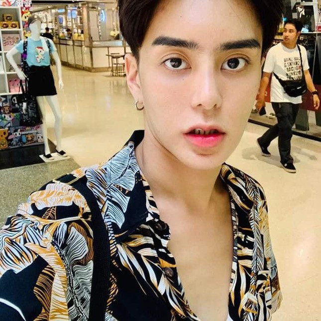 Hình ảnh sau khi trở về với hình ảnh nam tính của hoa hậu chuyển giới Thái Lan ở thời điểm hiện tại.