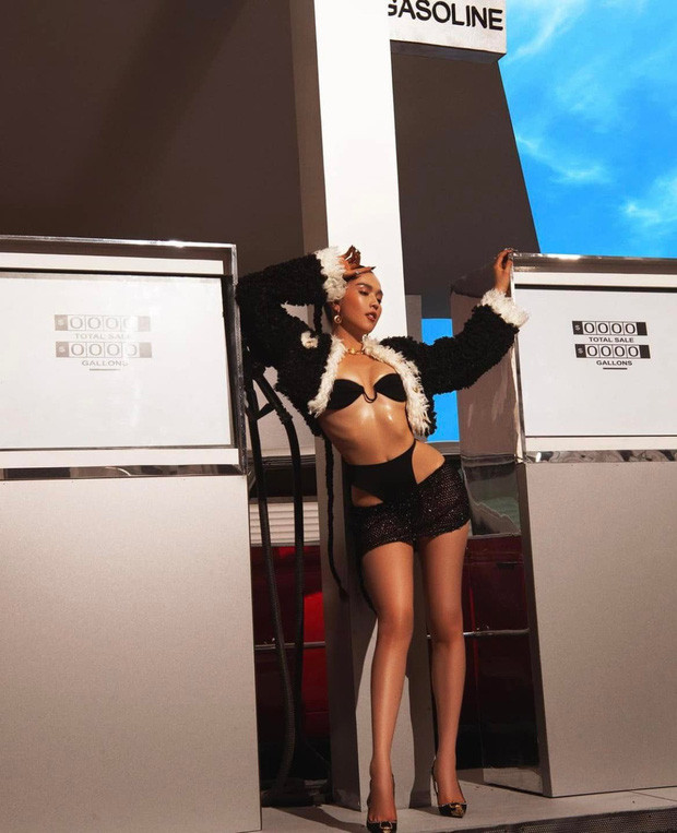 Thẫm chí còn tiên phong mang việc mặc n.ội y táo bạo trong những shoot hình street style.