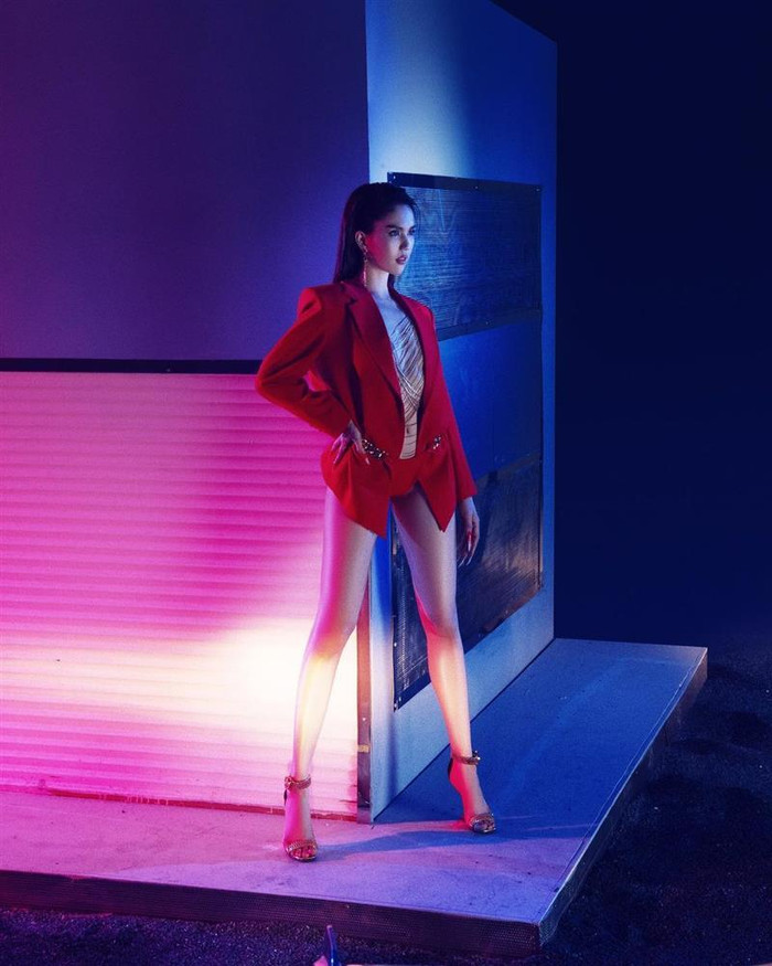 Chân dài còn táo bạo thử nghiệm lối mix quần trong cùng áo vest, mang đến cho khán giả nhiều concept lạ lẫm. 