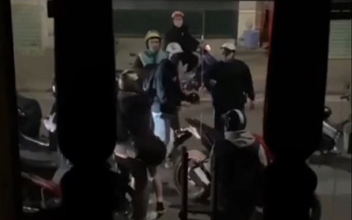 Cô gái cầm mũ bảo hiểm lao vào đánh bạn trai rồi chua chát nói: 'Cho mày bao nhiêu thứ rồi mày đánh tao' Ảnh 2