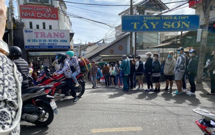 Cảnh tượng xếp hàng dài chờ ăn bánh căn ở Đà Lạt gây choáng, lý do là đây Ảnh 2