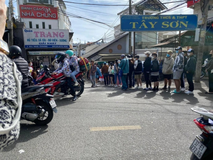 Hình ảnh nhiều người xếp hàng dài chờ ăn bánh căn tại Đà Lạt được chia sẻ rầm rộ trên mạng xã hội.