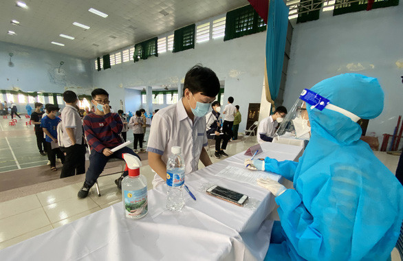 Tiêm vắc xin ở Nghệ An - Ảnh: DOÃN HÒA