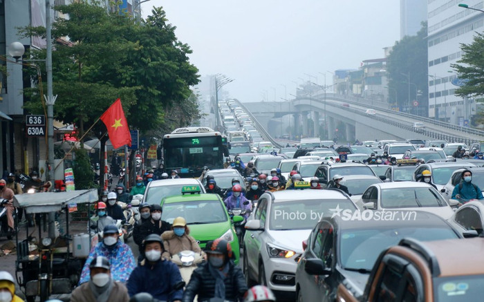 Người Hà Nội chen chân, đội mưa lạnh ùn ùn đi làm trong ngày đầu sau kỳ nghỉ Tết Ảnh 2