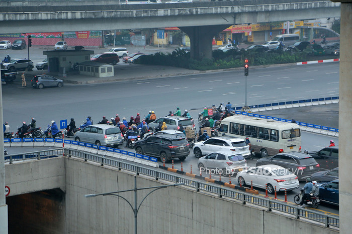Người Hà Nội chen chân, đội mưa lạnh ùn ùn đi làm trong ngày đầu sau kỳ nghỉ Tết Ảnh 6