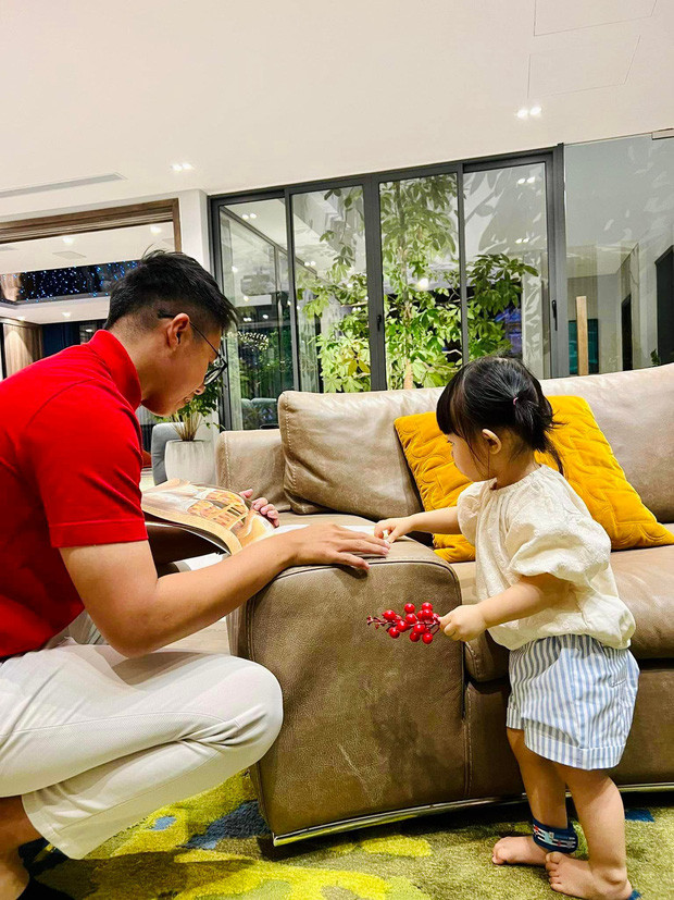 Suchin chăm chú khi chơi cùng Matt Liu - bạn trai Hương Giang