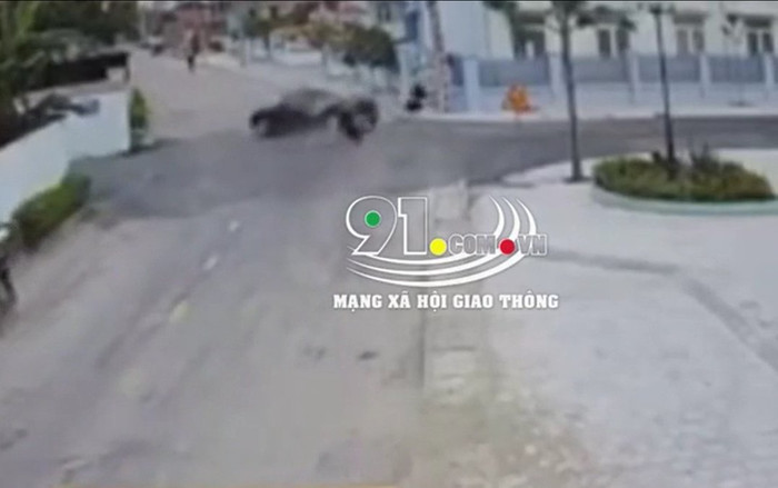 Kinh hoàng cảnh xe máy phi như bay tông trúng ô tô, cả người và phương tiện bị hất văng lên không trung Ảnh 2
