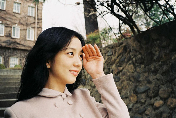 Jisoo (BLACKPINK) và Jung Hae In công khai dùng đồ đôi: Thêm một cặp đôi 'phim giả tình thật'? Ảnh 4