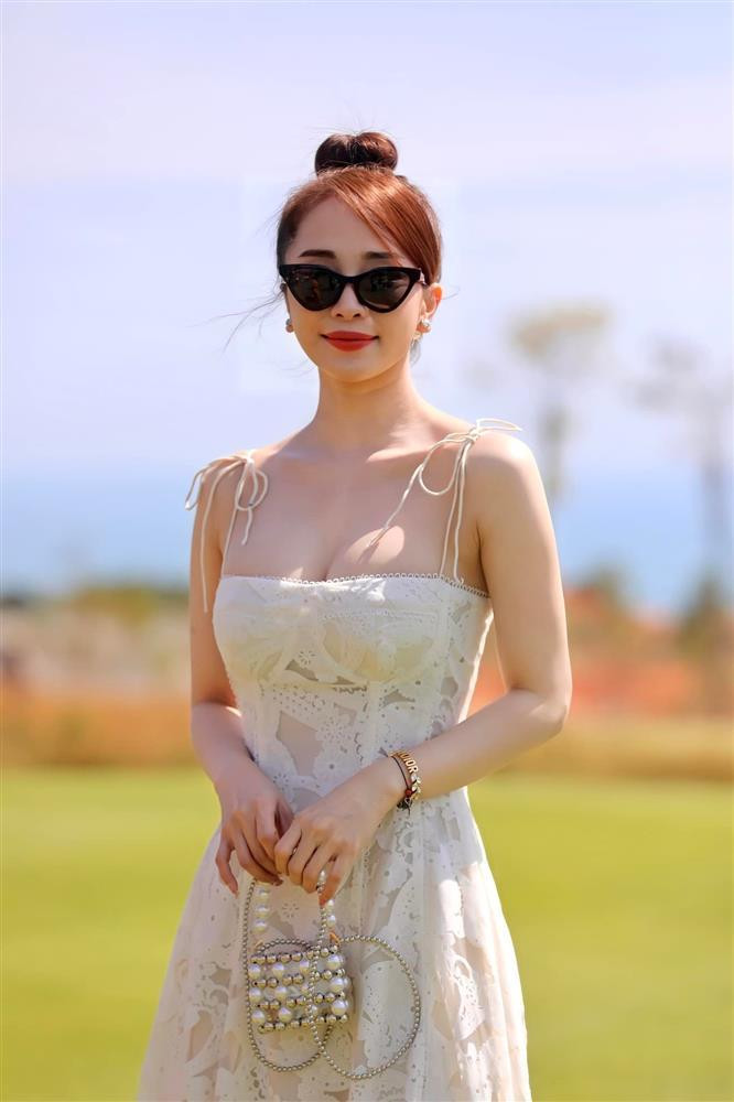 Các bộ váy 2 dậy trễ nải rất được người đẹp yêu thích.&nbsp;