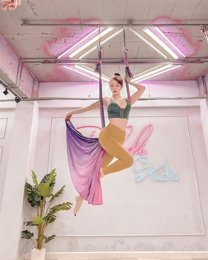 Quỳnh Nga đăng ảnh 'khai xuân' nhưng v.òng 3 kỳ lạ mới chiếm trọn spotlight.&nbsp;