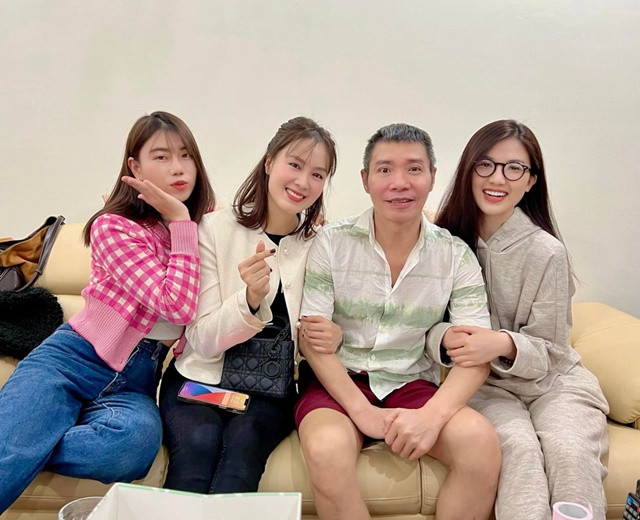 Dù gầy hơn trước, mái tóc cũng bạc hơn nhưng thoạt trông nam nghệ sĩ đã khỏe mạnh, nét mặt tươi tắn.