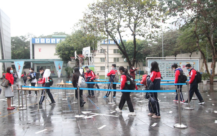 Không ngại mưa rét, học sinh lớp 7-12 xếp hàng đo thân nhiệt vào trường sau thời gian dài học Online Ảnh 2