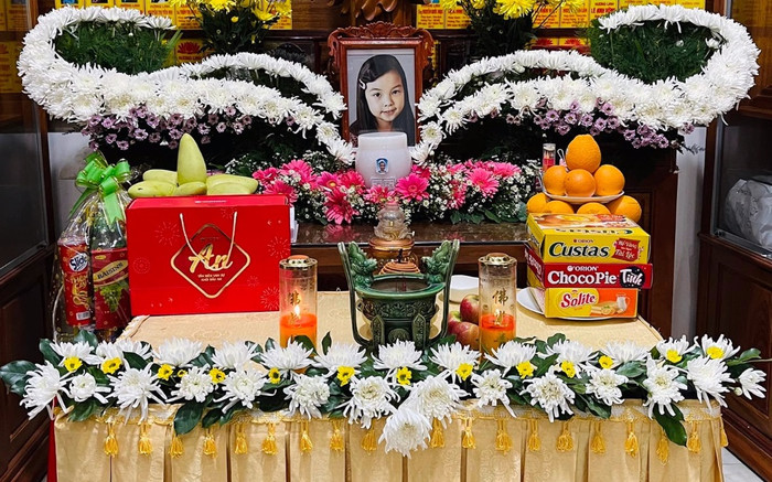 Lễ 49 ngày của bé gái bị 'dì ghẻ' bạo hành đến tử vong: Hơn 10 giờ đêm, mẹ ruột vẫn ngồi cắm hoa cho con Ảnh 2