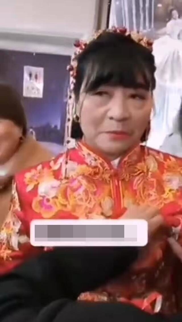 Dù đã được trang điểm kỹ càng nhưng lớp son phấn vẫn không thể che đậy nổi tuổi tác của cô dâu lớn tuổi.