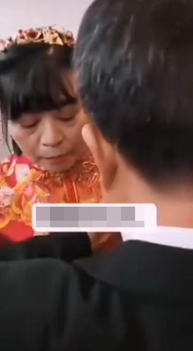 Cô dâu ân cần trao quà cho chú rể trong ngày cưới.