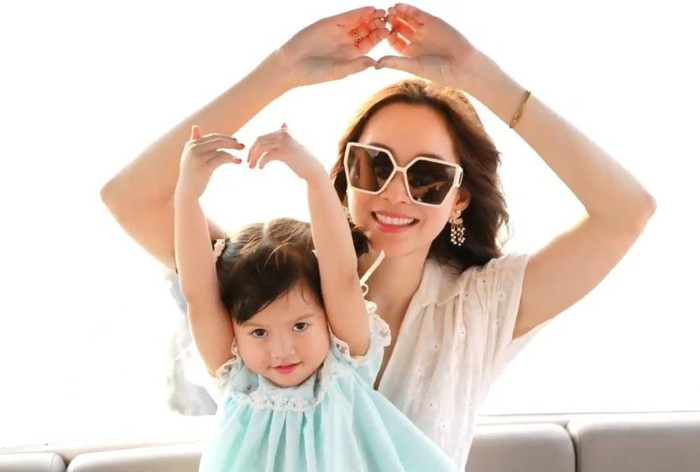 Khoảnh khắc 'bắn tim' đầy dễ thương của hai mẹ con Hoa hậu Việt Nam 2012.