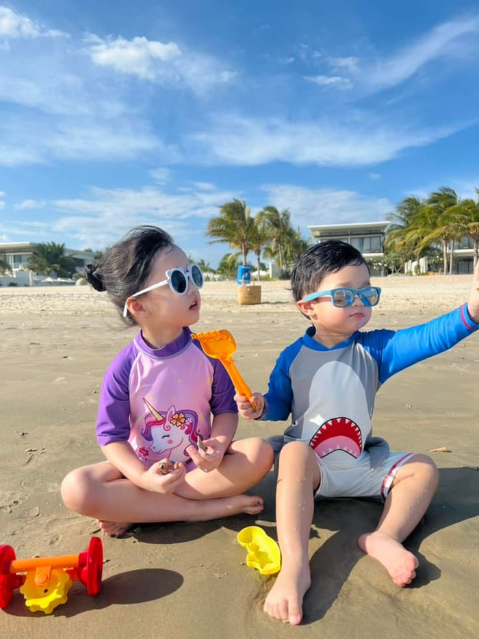 Nàng Hậu còn đính kèm loạt ảnh bé Sophia và Liam ngồi chơi với nhau trên bãi biển.