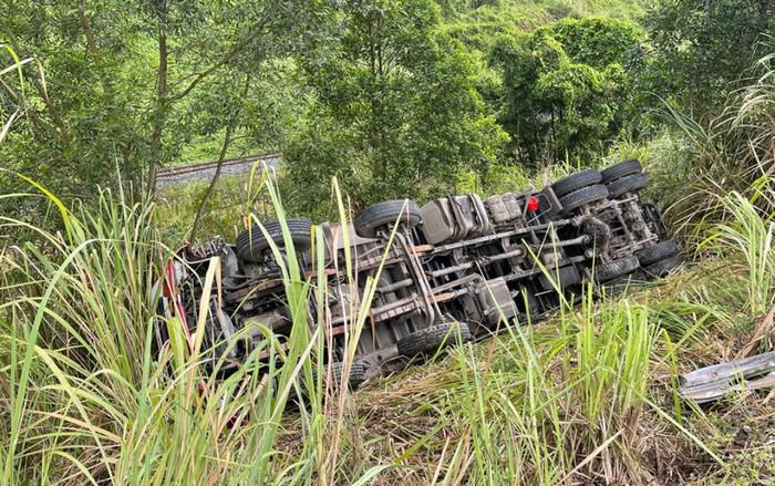 Xe tải lao xuống vực lúc rạng sáng, 6 người trong cabin tử nạn Ảnh 2