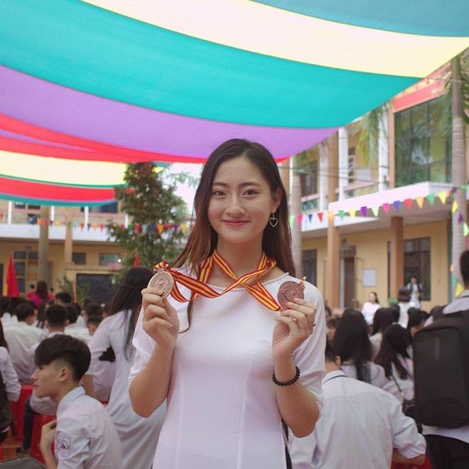 Lương Thùy Linh duyên dáng, rạng ngời thời đi học.