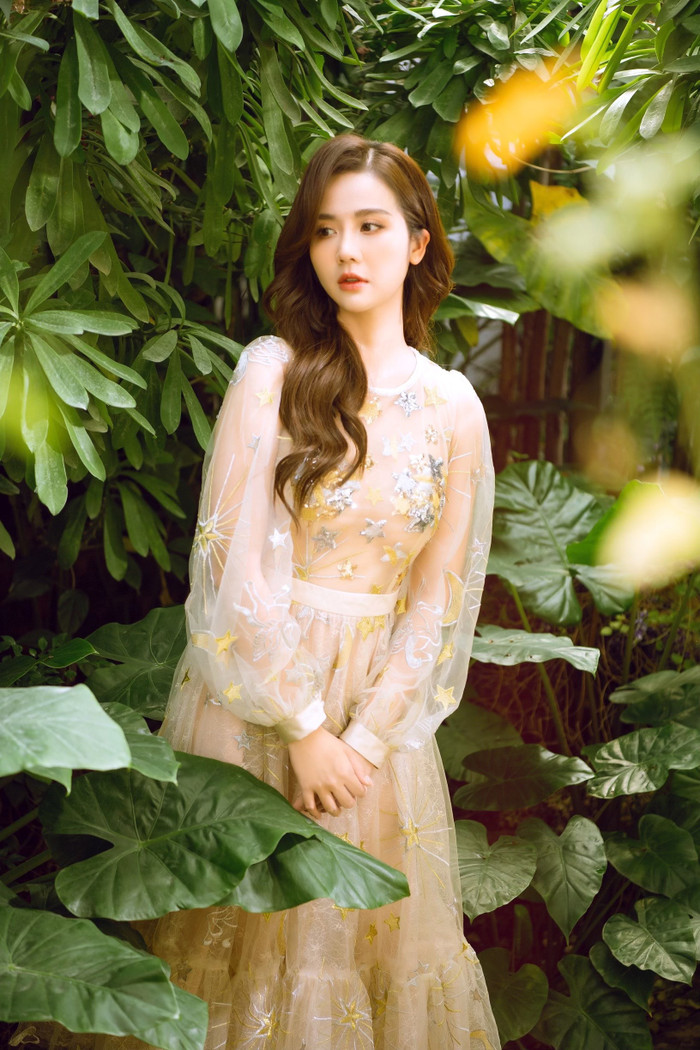 Phan Minh Huyền hóa quý cô thanh lịch dịu dàng