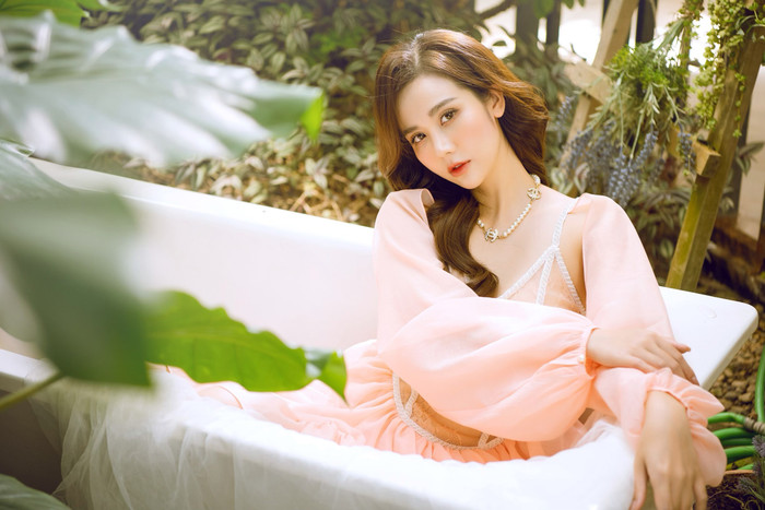 Trong một thiết kế khác Phan Minh Huyền hóa nàng thơ bánh bèo trong chiếc đầm màu hồng nhẹ nhàng