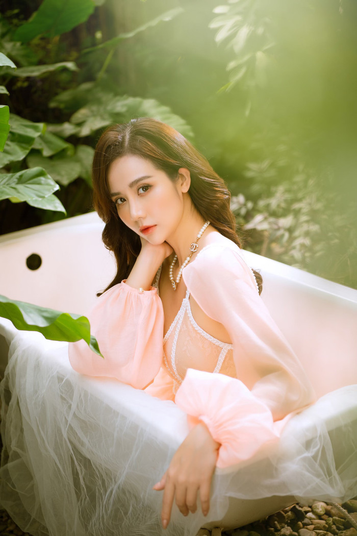 Tiếp tục là thiết kế có phần tay bồng tạo điểm nhấn