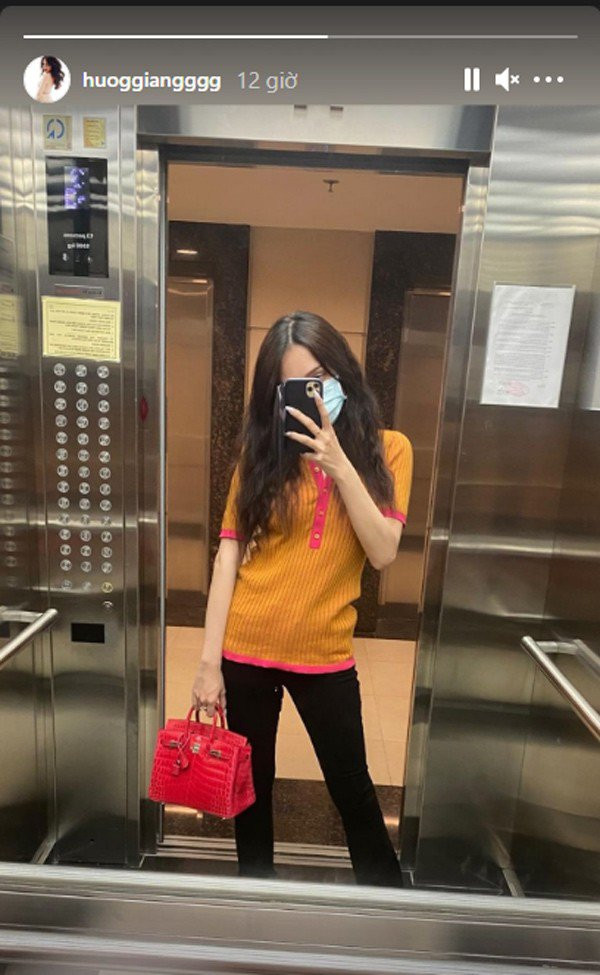 Cùng công thức trang phục đơn giản nhưng túi xách thì phải sương sương trăm triệu, tiền tỷ trở lên. 