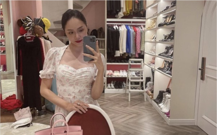 Họp hành đầu năm, 'tổng tài' Hương Giang tiện tay khoe túi xách nửa tỷ, nhẫn kim cương nặng trĩu Ảnh 2