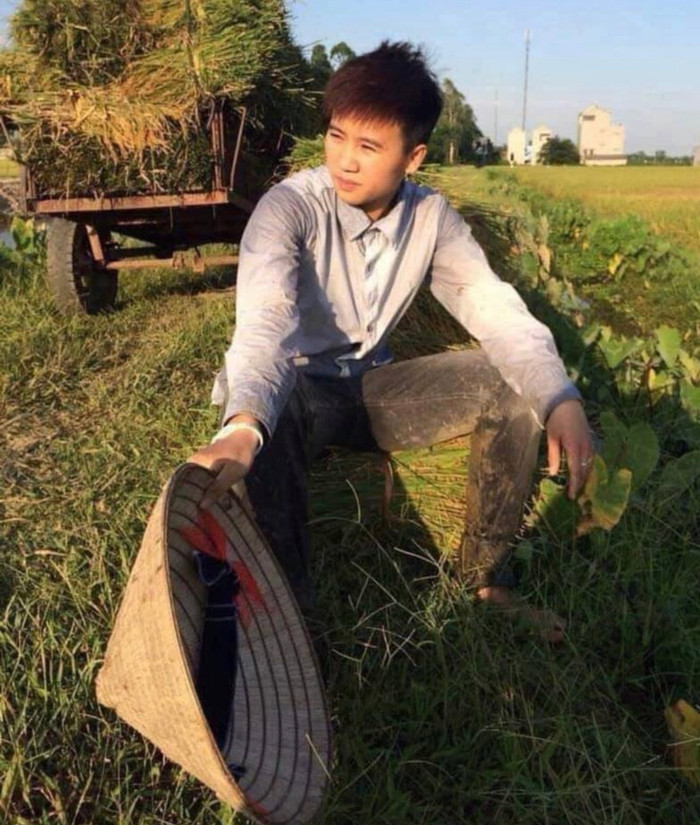 Tuyển thủ Tuyết Dung - người hùng bóng đá nữ đá xong, về nhà làm đồng áng.