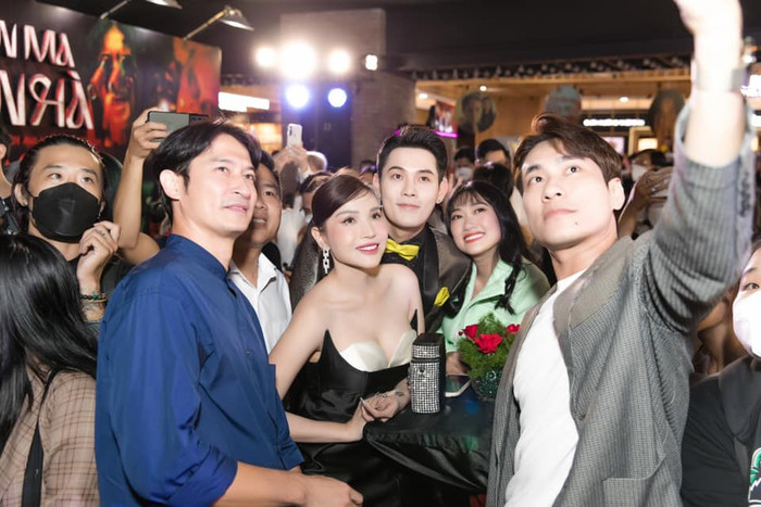 Khả Như gây chú ý bên bạn trai tin đồn Võ Đăng Khoa