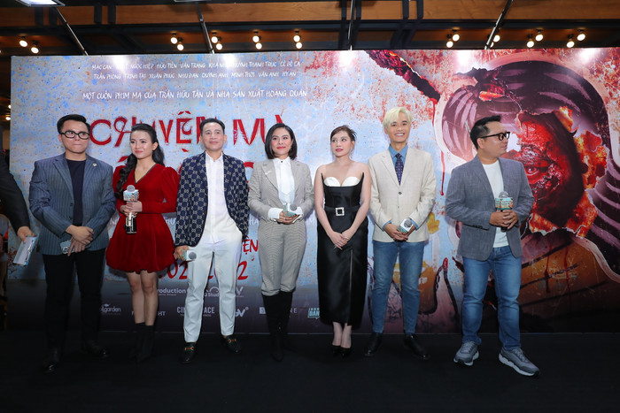 Đạo diễn Trần Hữu Tấn, nhà sản xuất Hoàng Quân, cùng dàn diễn viên Chuyện ma gần nhà