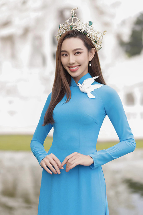 Theo Thùy Tiên áo dài lụa tông xanh da trời, trang trí cánh chim bồ câu trắng là một cách truyền tải thông điệp hòa bình mang đậm bản sắc dân tộc Việt Nam. 