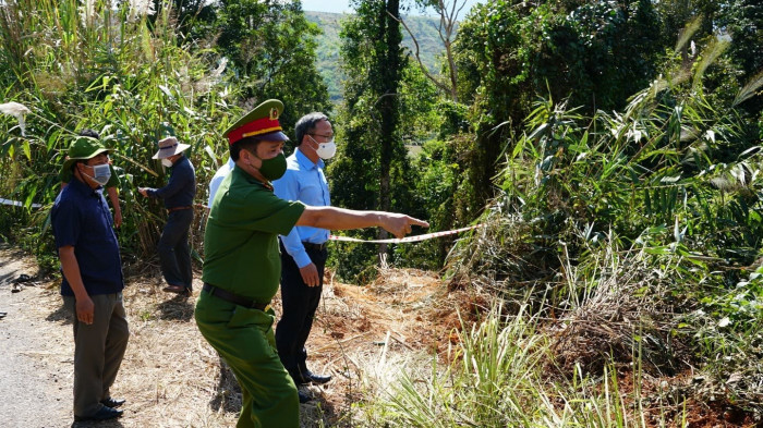 Ông Khuất Việt Hùng - Phó chủ tịch chuyên trách Uỷ ban ATGT Quốc gia kiểm tra vị trí chiếc xe gặp nạn. Ảnh: Báo Giao thông