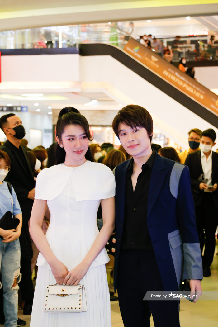 Thúy Ngân và Quang Trung sánh bước tại sự kiện.