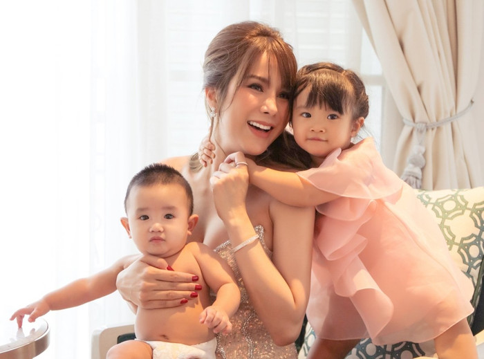 Cựu phu nhân nhà hào môn đã dọn đến một căn hộ cao cấp để sống và chăm sóc hai con.