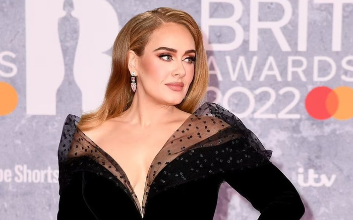 Rộ nghi vấn Adele đính hôn khi đeo nhẫn kim cương trên thảm đỏ Brit Awards Ảnh 2