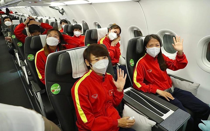 Tuyển nữ Việt Nam trở về quê nhà sau gần 2 tháng tập huấn và tranh vé dự World Cup. Ảnh: VFF