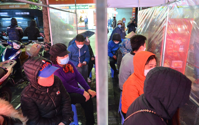 Hà Nội rét buốt 10 độ C, người dân đội mưa xếp hàng mua vàng ngày vía Thần Tài từ tờ mờ sáng Ảnh 2