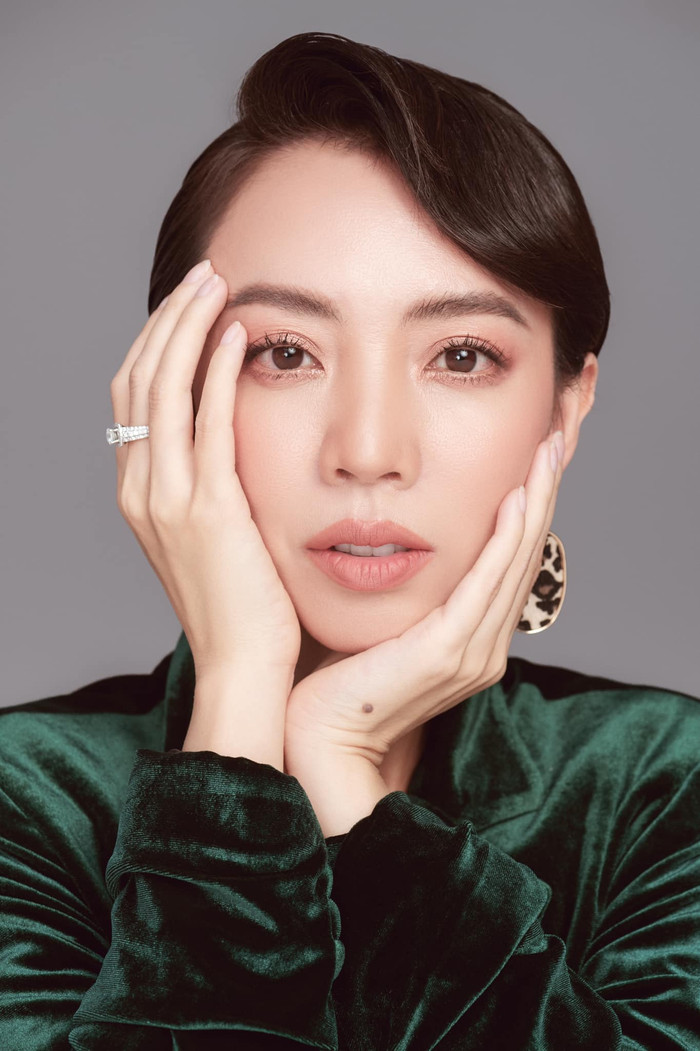Cùng chung kiểu tóc, lối trang điểm và outfit như nhau nên cả hai trông như chị em sinh đôi.