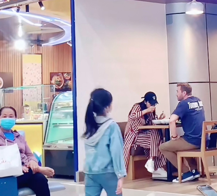 Khoảnh khắc ăn uống của cặp đôi đã được netizen 'tóm gọn'