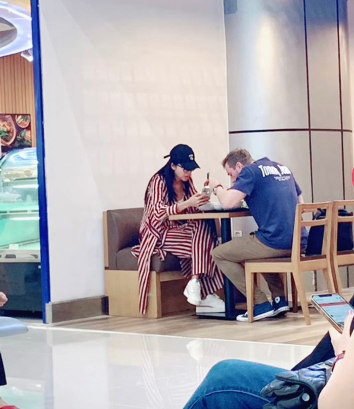 Minh Tú vừa ăn vừa trò chuyện cùng bạn trai, trông cực tình tứ