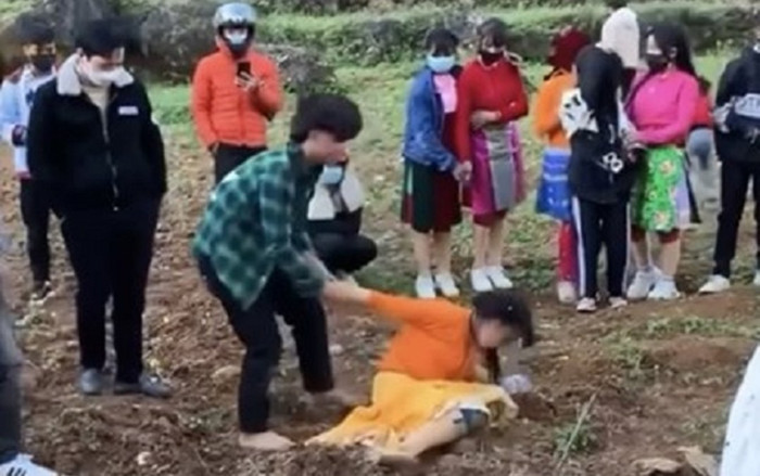 Nam sinh lớp 10 'bắt vợ' dọc đường du xuân nói gì tại trụ sở cơ quan chức năng? Ảnh 2