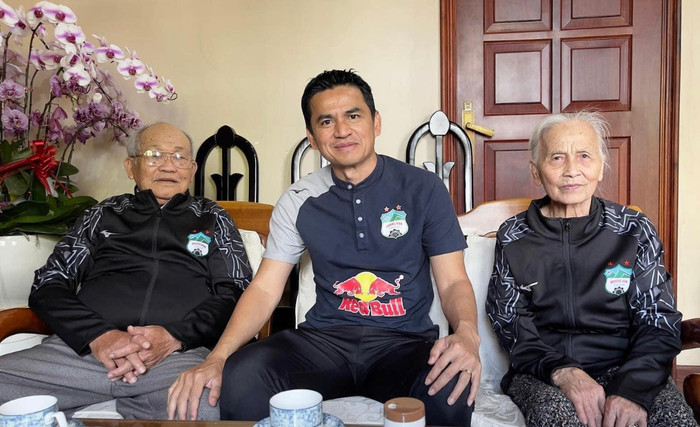 Theo Kiatisuk chia sẻ, bố của bầu Đức 86 tuổi, còn mẹ bầu Đức 82 tuổi.