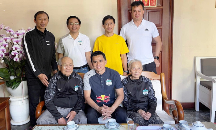 Đi cùng Kiatisuk có giám đốc điều hành CLB HAGL Nguyễn Tấn Anh và các thành viên ban huấn luyện.