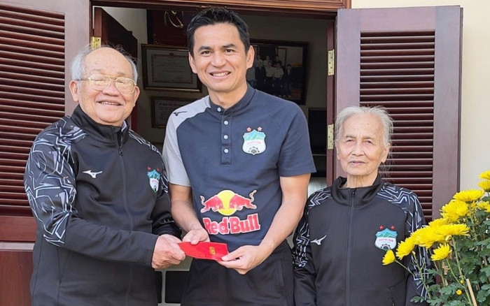 Kiatisuk chúc Tết bố mẹ của bầu Đức: Bác trai 86 tuổi, bác gái 82 tuổi Ảnh 2