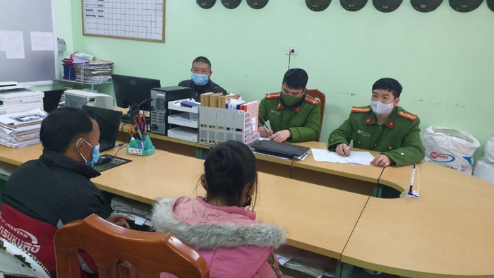 Bé Sinh và gia đình làm việc tại cơ quan công an. (Ảnh: H.Linh).